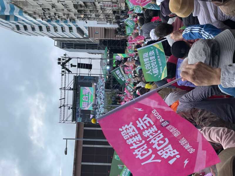 I sostenitori del Dpp sventolano bandiere con lo slogan "scegli la persona giusta, percorri la strada giusta"&nbsp; il 3 dicembre scorso a Beiping lu, Taiwan (foto di Priscilla Ruggiero)