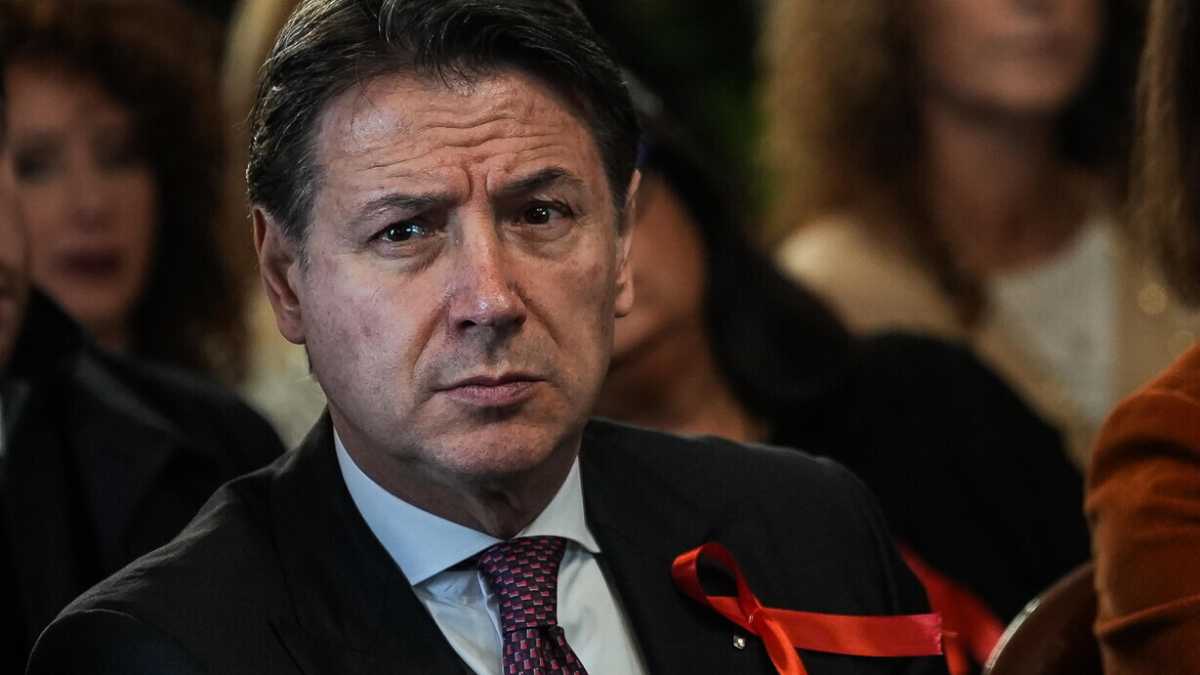 Immagine di Conte rilancia la questione morale: "Meloni mandi a casa Delmastro, Sgarbi e Santanchè"
