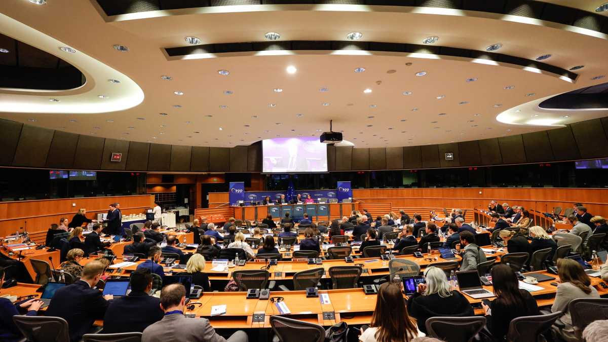 Immagine di Intelligenza artificiale, l'Europa regolamenta. Ma a che costo?