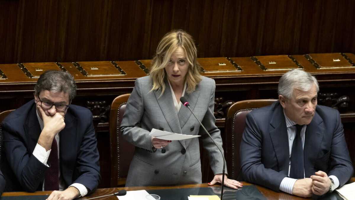 Immagine di Meloni attacca Draghi, poi frena. La manovra rovina il Natale ai deputati, scontro sul Superbonus