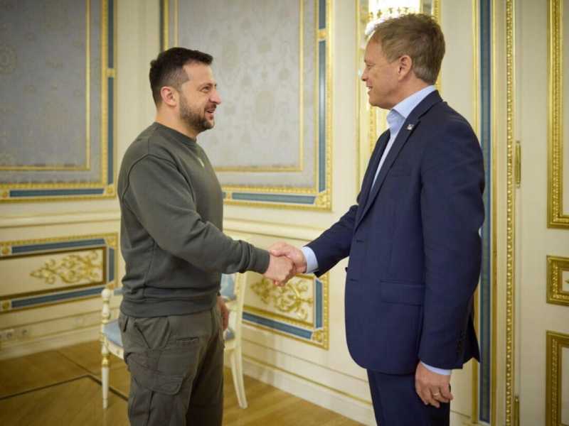 Il ministro della Difesa britannico Grant Shapps e Volodymyr Zelensky (Ansa)&nbsp;<br />