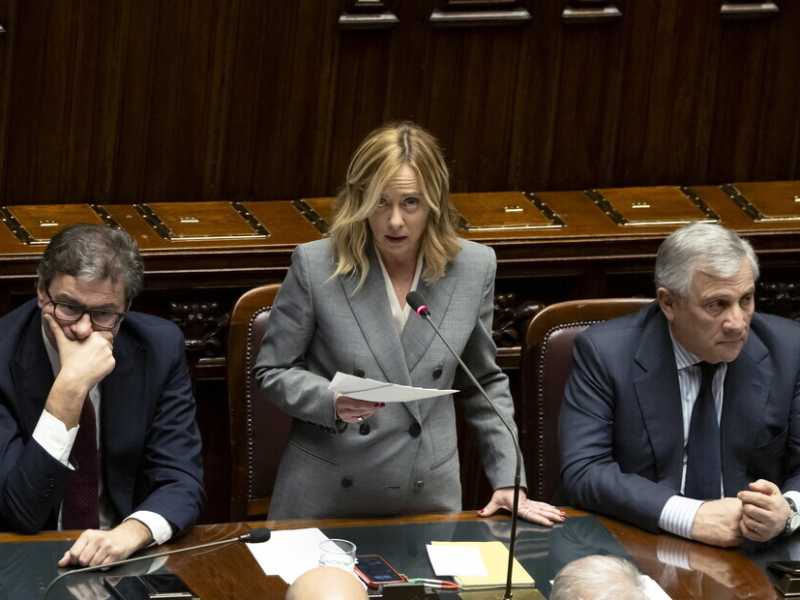Meloni attacca Draghi, poi frena. La manovra rovina il Natale ai deputati, scontro sul Superbonus