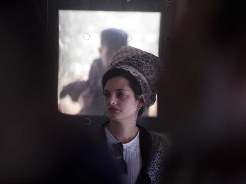 Una donna israeliana a un funerale nell'insediamento ebraico di Kfar Etzion, Cisgiordania (Foto di Lior Mizrahi/Getty Images) <br />