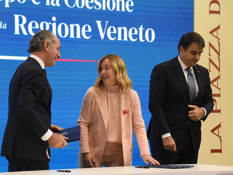 Meloni in visita alla sede della Regione Veneto per la firma del patto economico da 600 milioni di euro (foto Ansa)