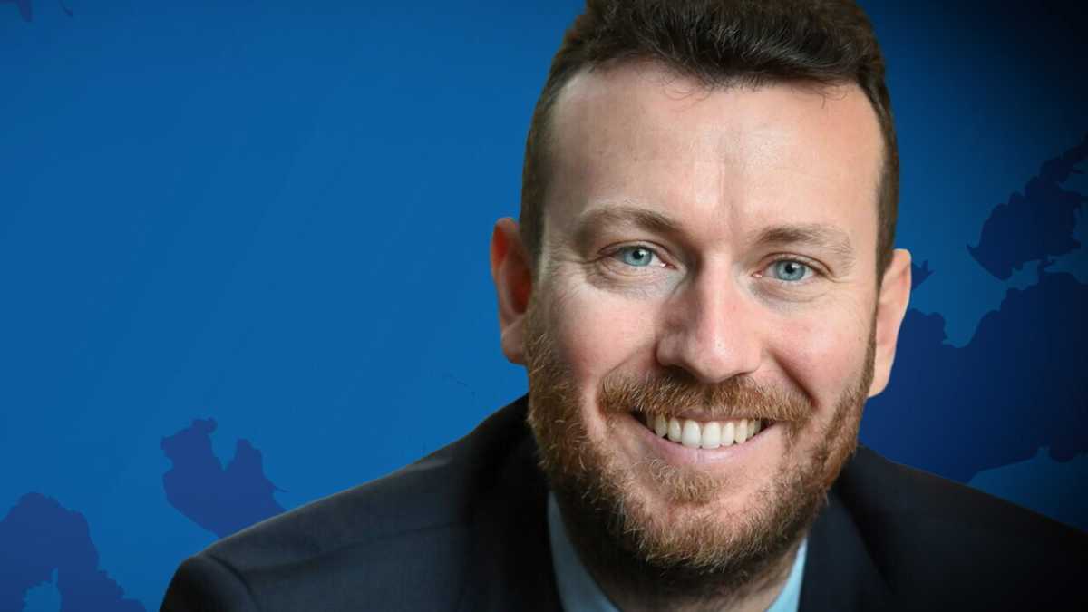 Immagine di Matteo Gazzini, il putiniano detto "il Gazza", vola zoppo