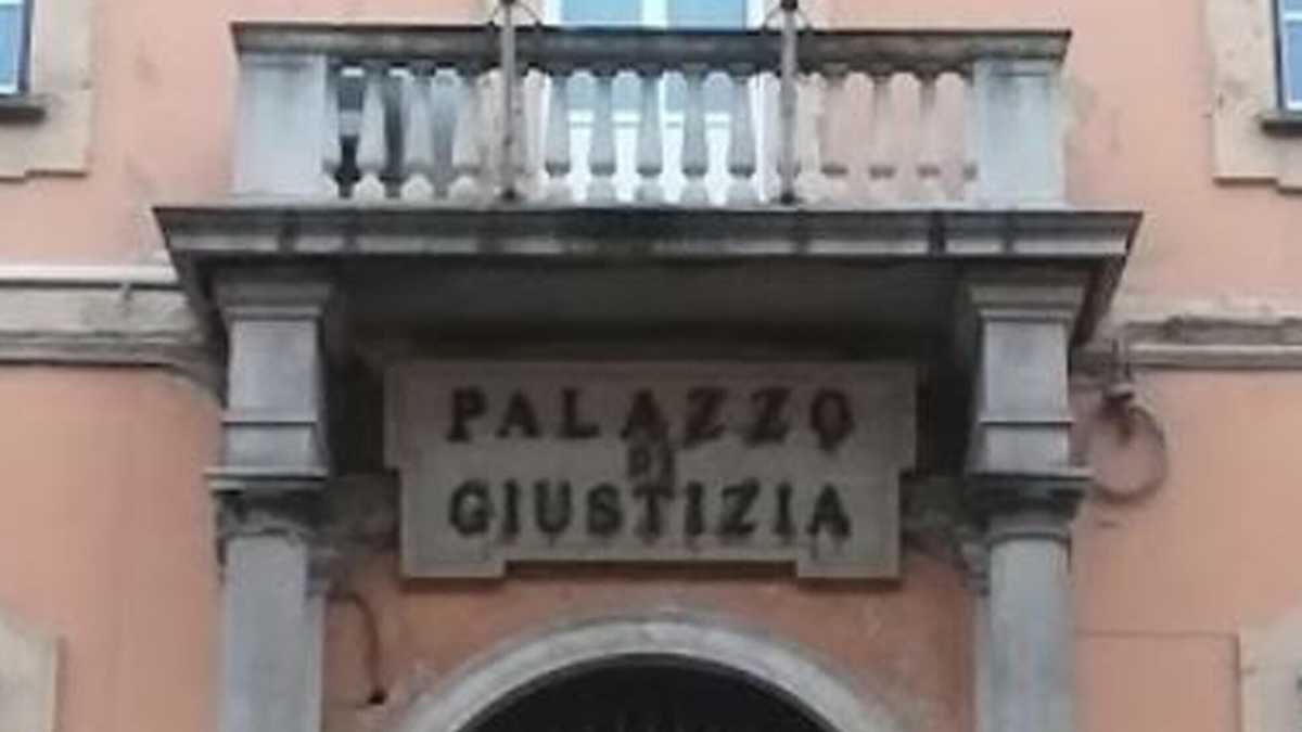 Immagine di Pugni, giudici e gambe tese