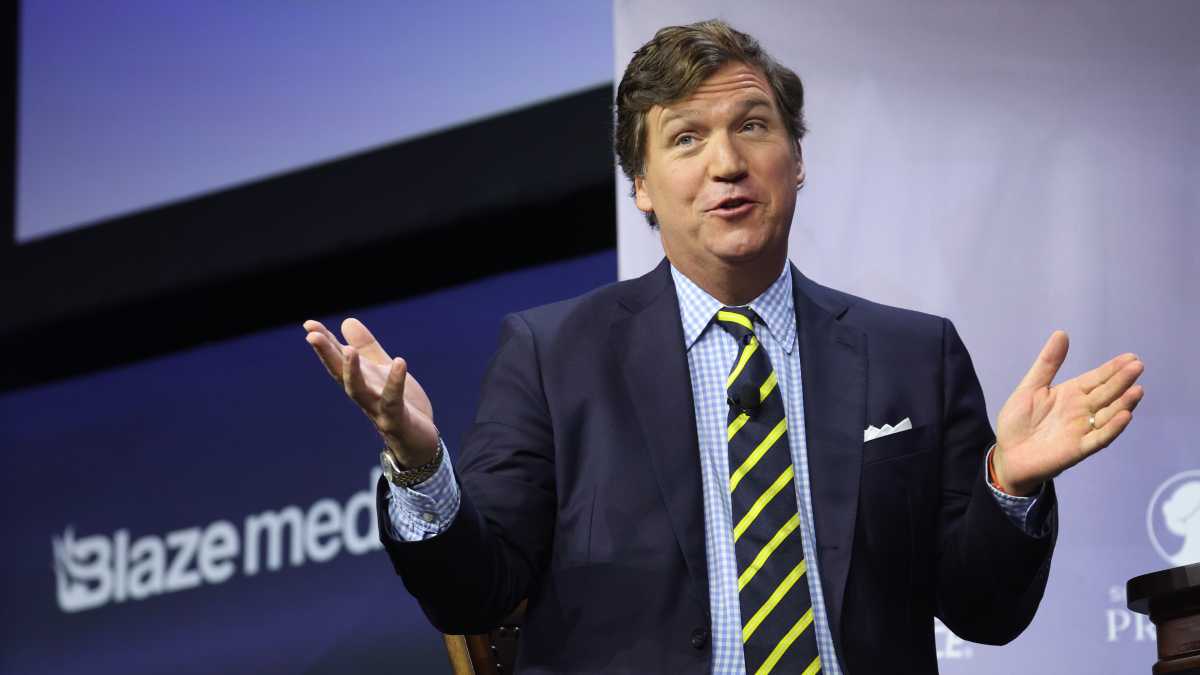 Immagine di Ora il complottismo di Carlson sbarca su un nuovo network, e Trump gongola