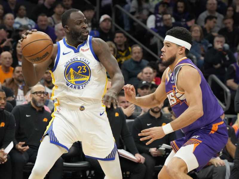 Draymond Green contro i Phoenix Suns (foto Ap, via LaPresse)<br />