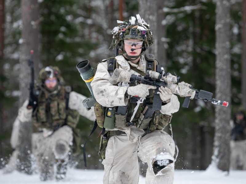 Membri dell'esercito estone durante l'addestramento insieme ai soldati del Regno Unito a Lasna (Foto di Paulius Peleckis/Getty Images)&nbsp;<br />