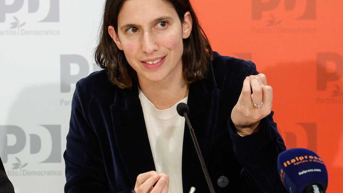 Immagine di Schlein lancia la contro Atreju: Gentiloni, Letta, Prodi e bagni gender-free