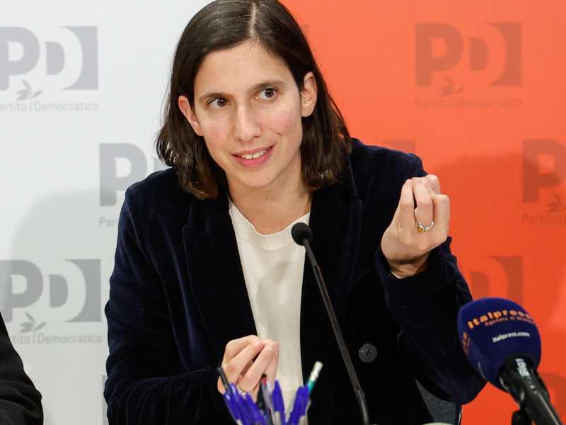 Schlein lancia la contro Atreju: Gentiloni, Letta, Prodi e bagni gender-free