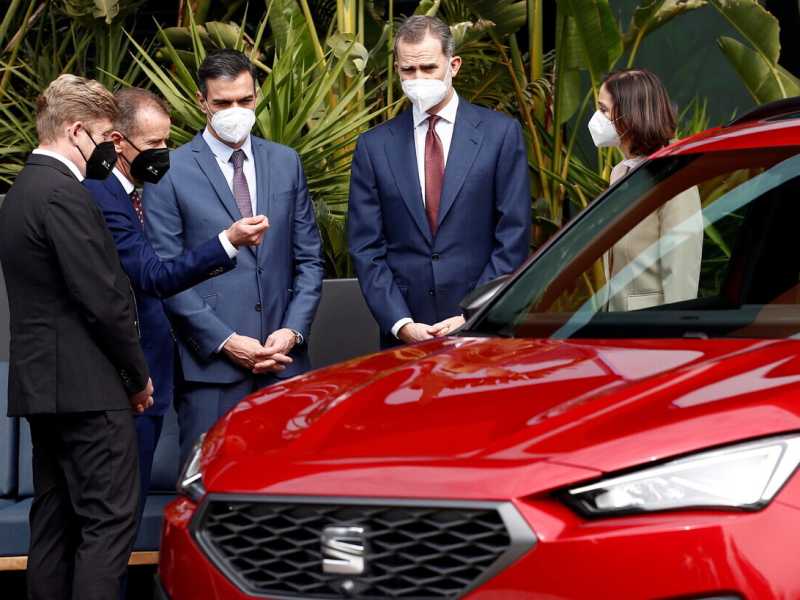 Il premier Sánchez e il re Felipe di Spagna con i vertici del gruppo Volkswagen Seat-Cupra in una fabbrica Seat nel 2021 (foto Ansa) <br />
