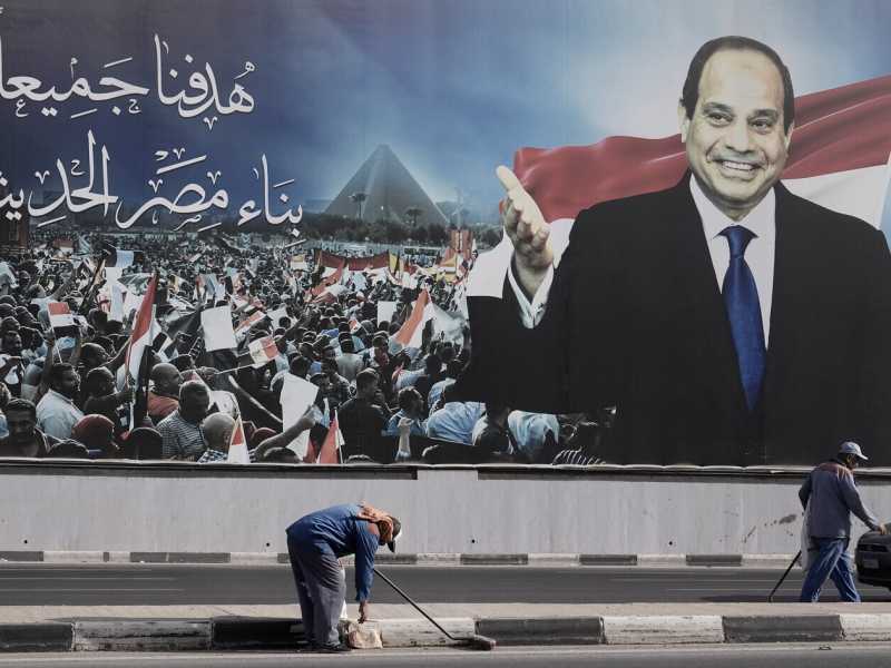 Un manifesto elettorale di al Sisi al Cairo (foto LaPresse)