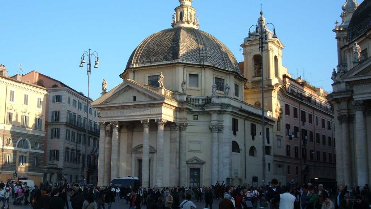 Immagine di Un’installazione natalizia trasforma la cupola del Bernini della Chiesa degli Artisti in volta celeste
