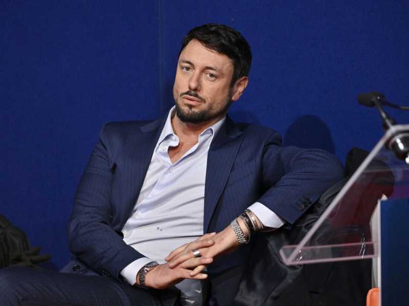 Altro che ministri, ad Atreju la notizia è Andrea Giambruno