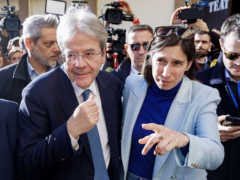 Vecchio cinema Schlein. L'anti Atreju serve a incoronare Gentiloni leader