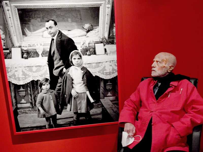 Ferdinando Scianna davanti a un suo scatto alla mostra a Palazzo Reale di Milano (Ansa)&nbsp;<br />