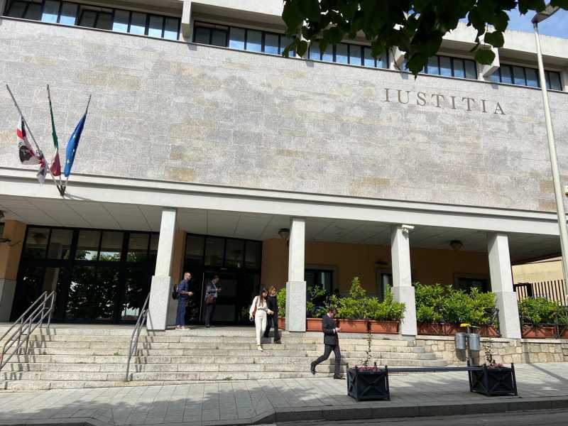 È violenza, difendendosi o meno con i denti da un rapporto orale. Un’ovvietà a processo