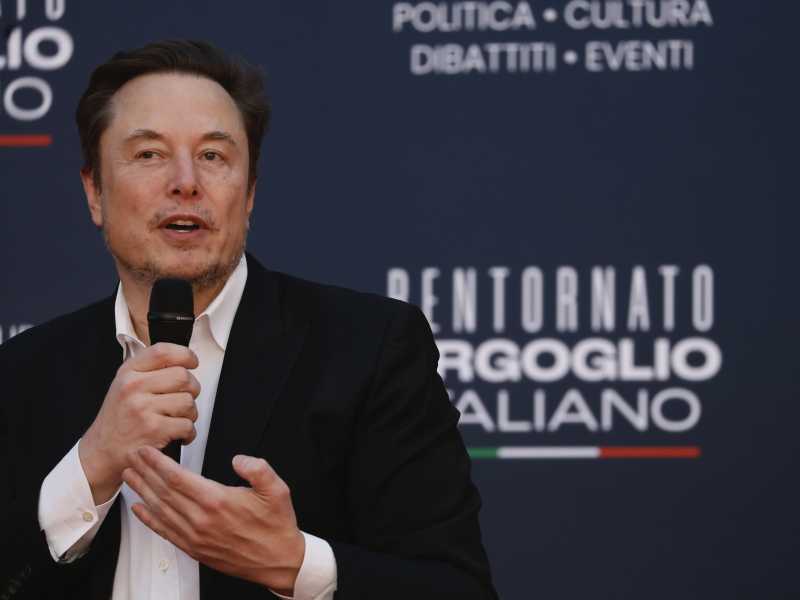 Ad Atreju Musk fa il patriota. "Fate figli, non demonizziamo il petrolio, basta politicamente corretto"
