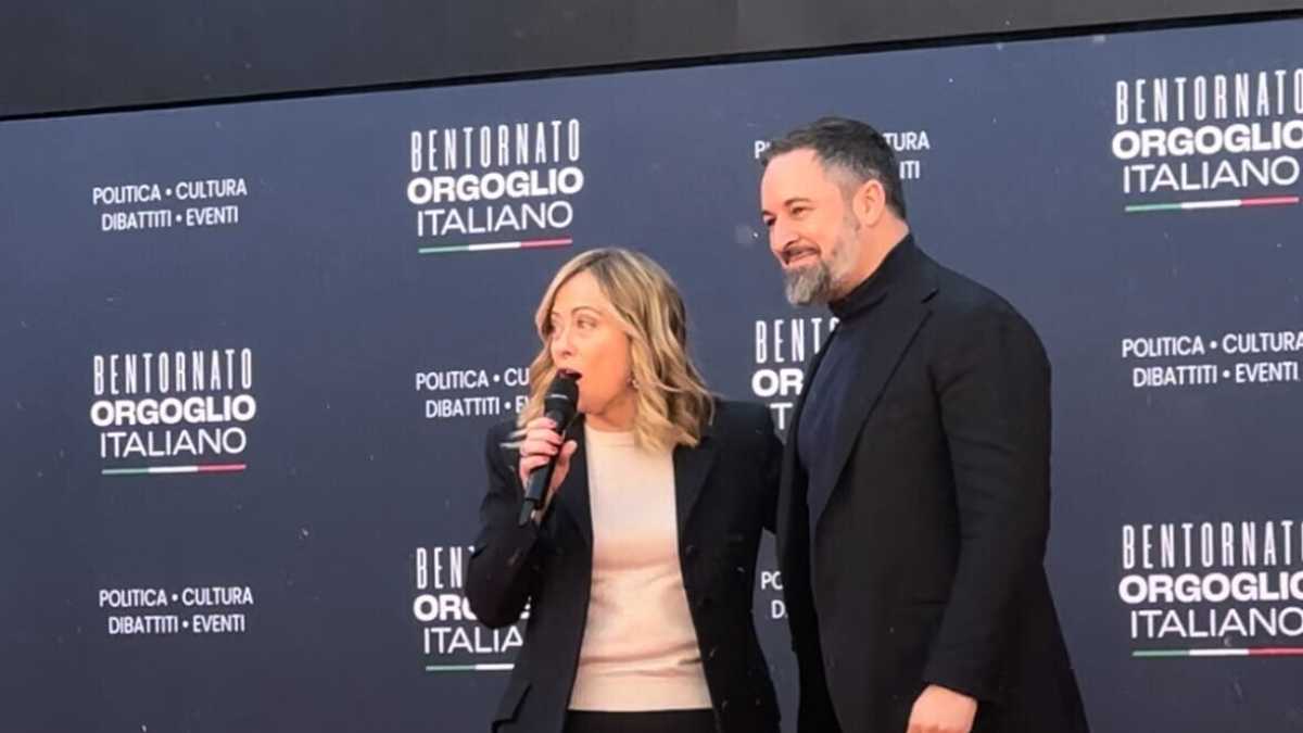 Immagine di Abascal, l’amico marziale di Meloni: “Frainteso su Sanchez a testa giù”. Poi la premier gli chiama l’applauso