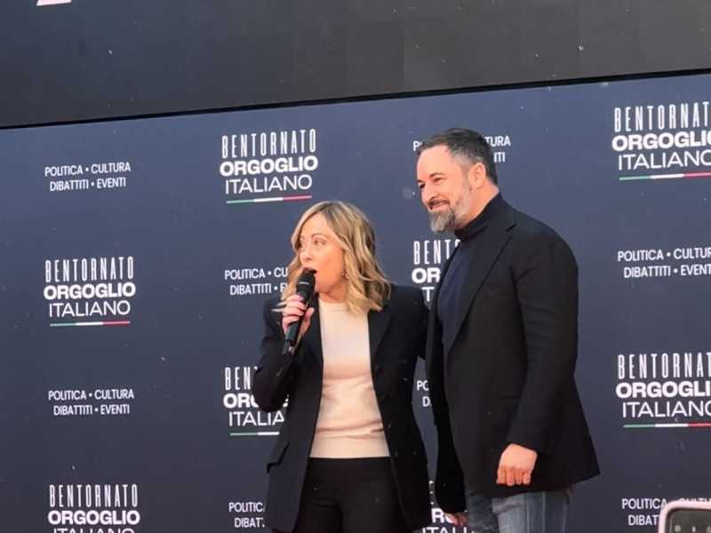 Abascal, l’amico marziale di Meloni: “Frainteso su Sanchez a testa giù”. Poi la premier gli chiama l’applauso