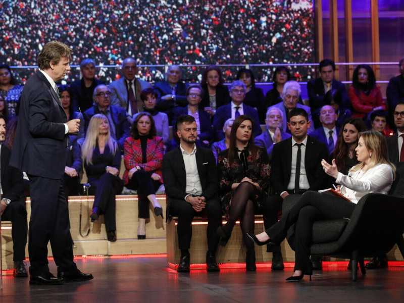 Niente ritorno a Mediaset per Meloni, dopo il "caso" Giambruno: "Ho l'influenza". E salta l'intervista con Porro