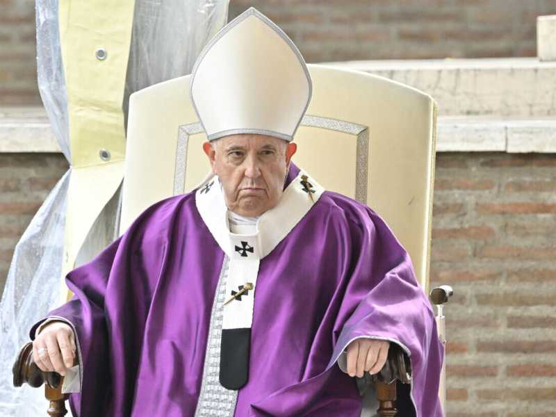 Con il via libera alla benedizione delle coppie gay il Papa sconfessa se stesso