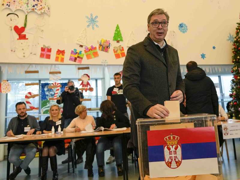 Il presidente serbo Aleksandar Vucic vota in un seggio a Belgrado, domenica 17 dicembre 2023 (AP Photo/Darko Vojinovic) <br />