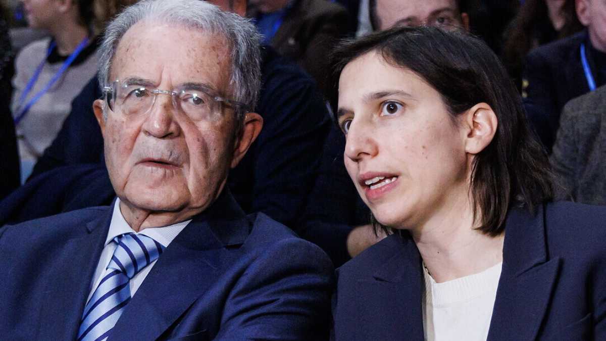 Immagine di Prodi lo sfederatore. In pubblico loda Schlein, in segreto dice che "sta snaturando il Pd"