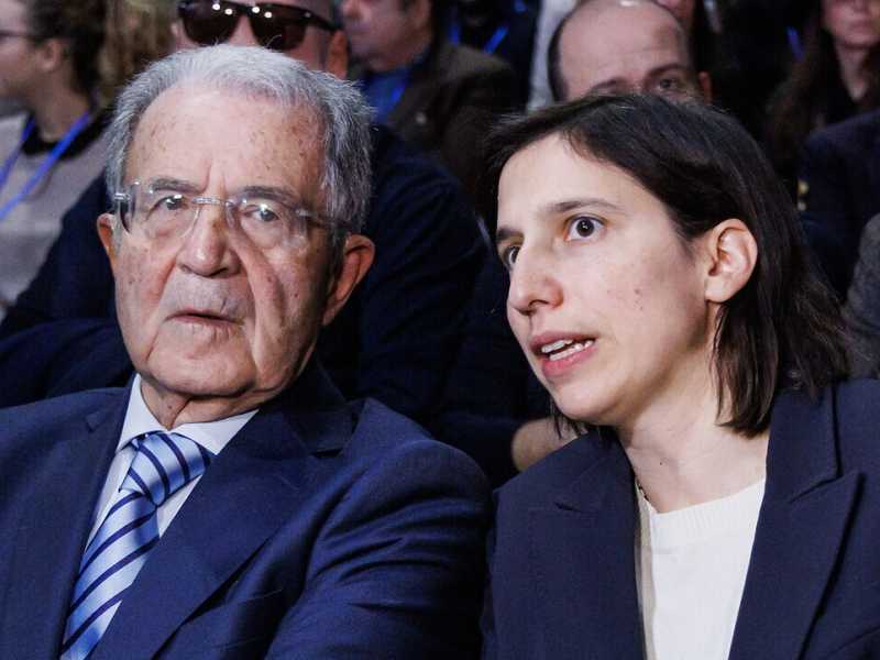 Prodi lo sfederatore. In pubblico loda Schlein, in segreto dice che "sta snaturando il Pd"