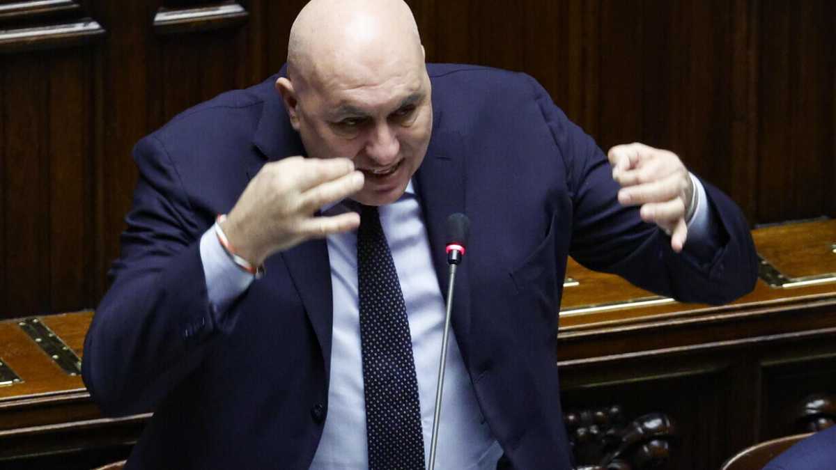 Immagine di "Sarebbe un errore internazionale". E Crosetto fa dietrofront sulle armi all'Ucraina per il 2024