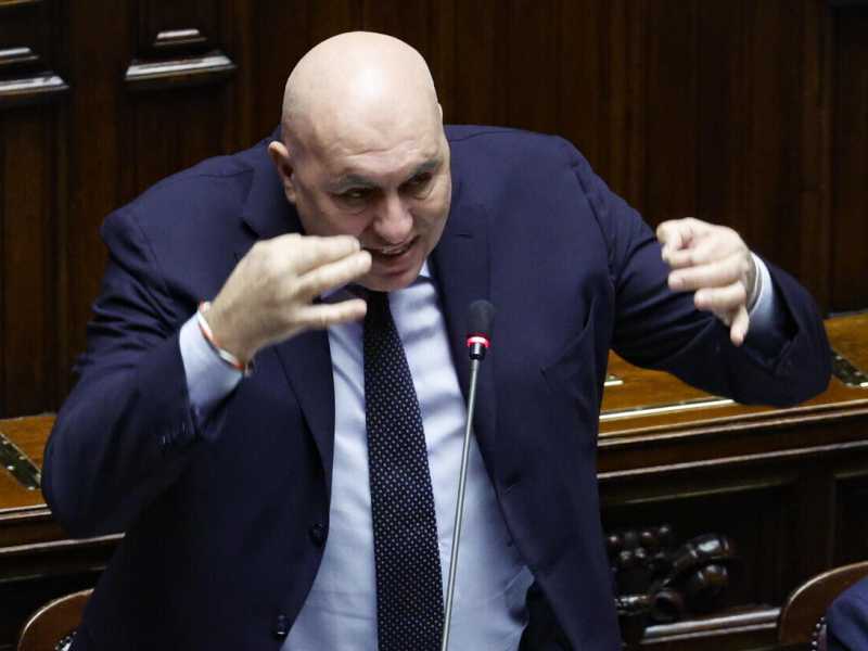 "Sarebbe un errore internazionale". E Crosetto fa dietrofront sulle armi all'Ucraina per il 2024