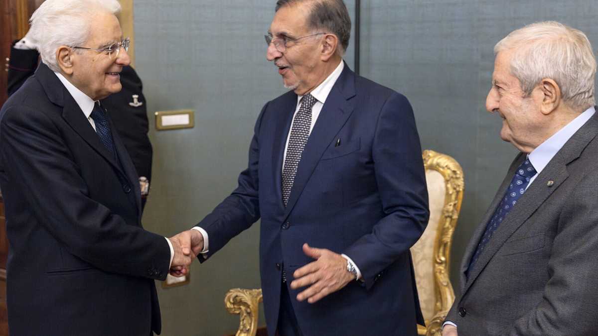 Immagine di Mattarella tra Musk e La Russa, cartoline dagli auguri del Quirinale