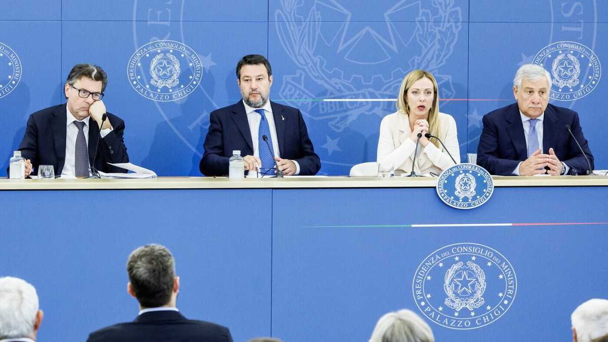 Immagine di Gli smessati. Tajani bastonato, Salvini sorride. Giorgetti minaccia (ancora) l'addio
