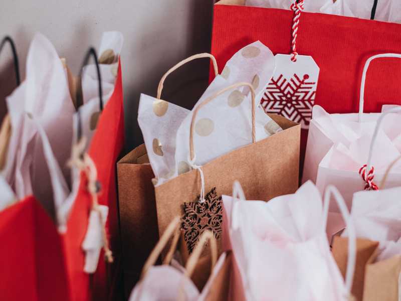 Serve una busta? La violenza, la trance e l’esaltazione delle compere di Natale