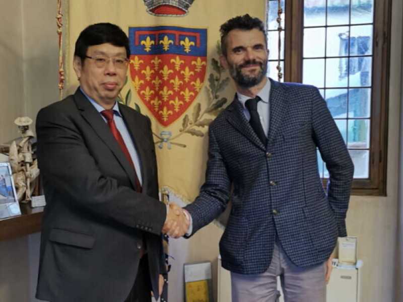 Matteo Biffoni con il console generale cinese Wang
