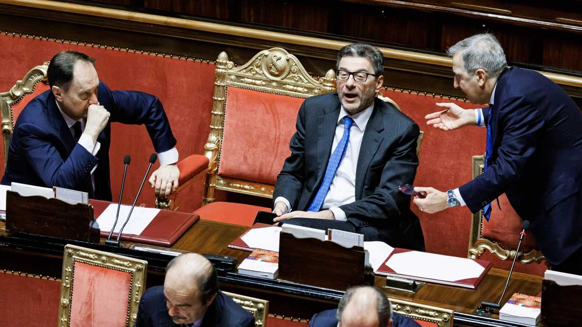 Immagine di Giorgetti tiene nel cassetto le dimissioni: "Il Mes io l'avrei votato" (e pure Fazzolari). Si scalda Tremonti