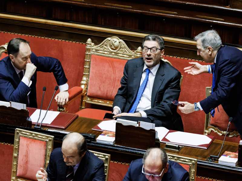 Giorgetti tiene nel cassetto le dimissioni: "Il Mes io l'avrei votato" (e pure Fazzolari). Si scalda Tremonti