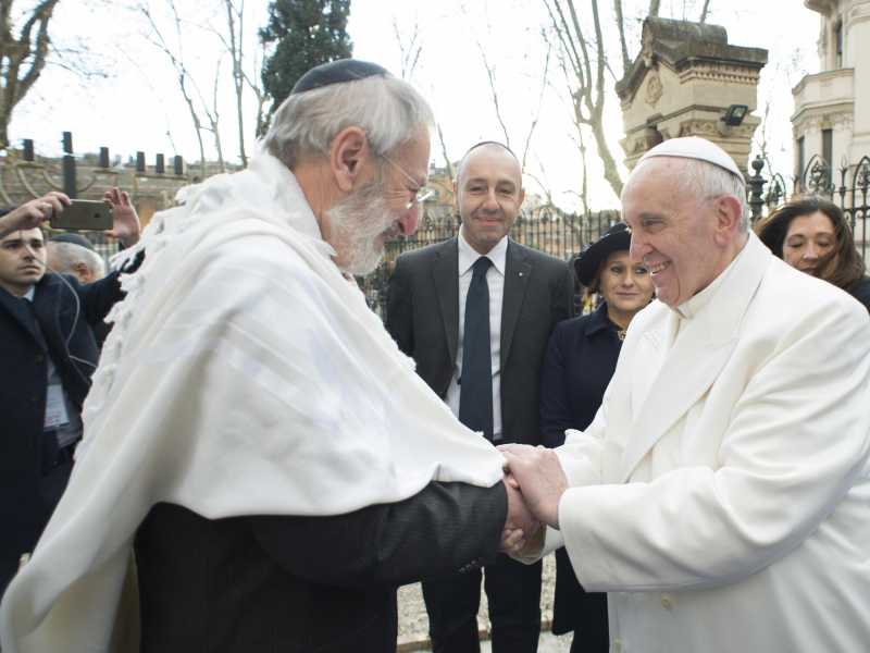 &nbsp;Il rabbino capo di Roma Riccardo Di Segni e Papa Francesco - foto Ansa