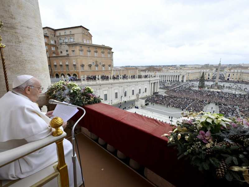 Il Papa: "Liberare gli ostaggi e basta bombardamenti su Gaza"