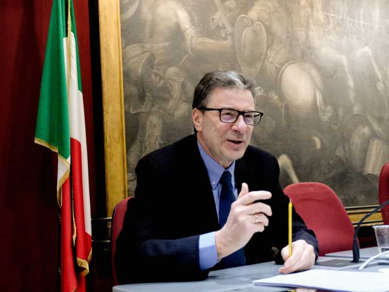 Giorgetti rivendica il Patto di stabilità ma più che l'Europa ad angosciarlo è Forza Italia