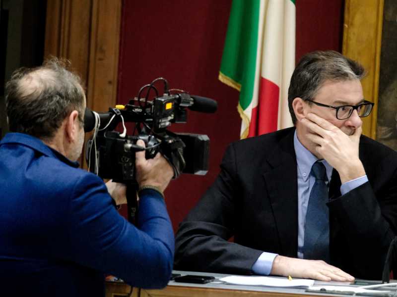 Giorgetti sul lettino