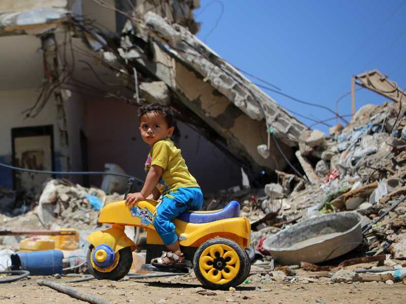 Un bambino davanti alle macerie degli edifici distrutti durante la guerra nel villaggio di Khuzaa, a est di Khan Yunis (Getty Images)&nbsp;<br />