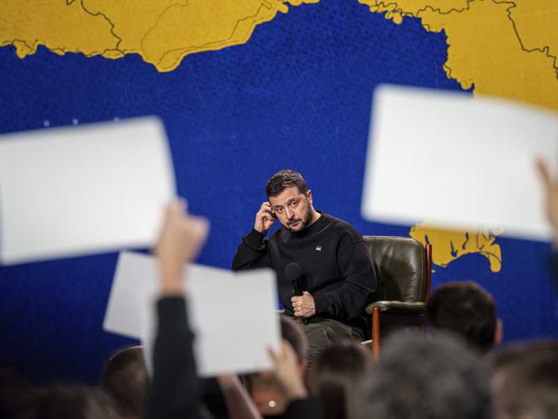 Il presidente ucraino Zelensky durante la conferenza stampa di fine anno a Kyiv, Ucraina, il 19 dicembre scorso (Ap/Evgeniy Maloletka) <br />