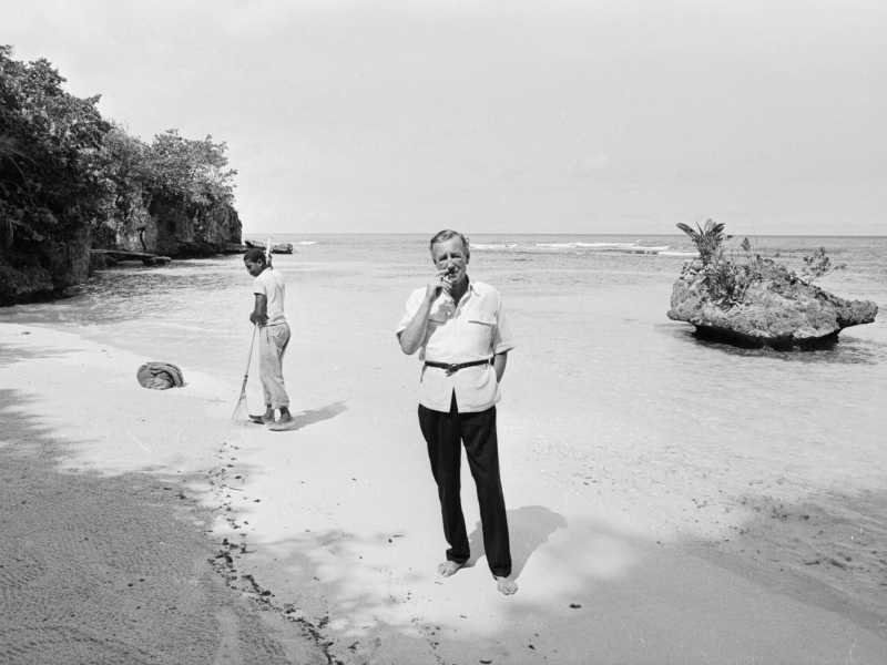 Il romanziere britannico Ian Fleming (1908 - 1964) sulla spiaggia vicino a Goldeneye, la sua casa in Giamaica, il 23 febbraio 1964 (arry Benson/Express/Getty Images)&nbsp;<br />