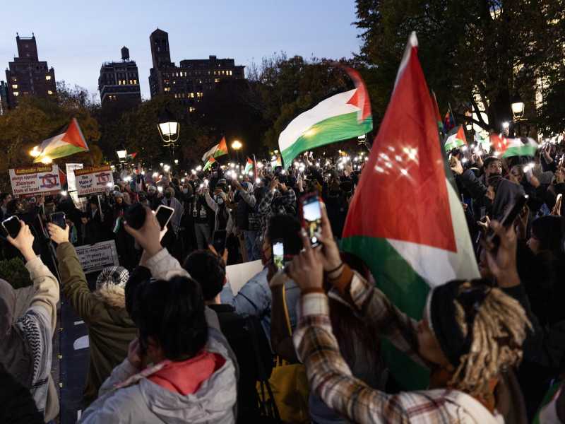 Studenti pro palestina della New York University in corteo a Washington Square Park il 16/11/2023 (Andrew Lichtenstein/Corbis via Getty Images) <br />