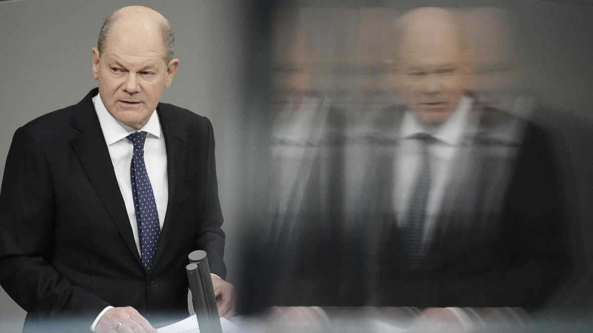 Immagine di Dagli elmetti all’economia di guerra: Scholz attrezza l’Ue contro la minaccia di Mosca