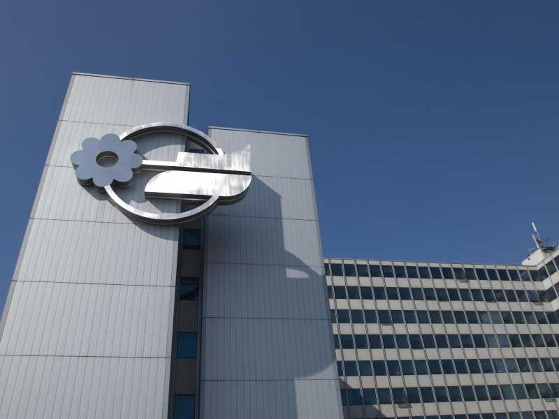 Lo storico sorpasso di Mediaset sulla Rai chiude una lunga guerra civile. Il sogno di D’Alema