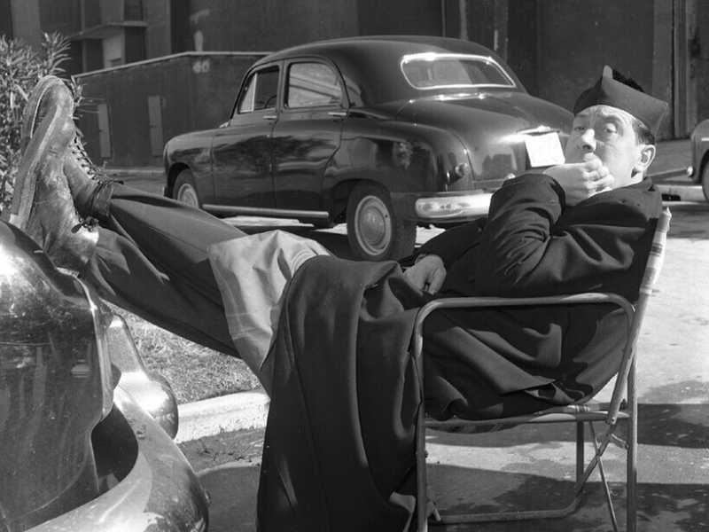 In un'immagine non datata dell'Istituto Luce, Fernandel durante una pausa nella lavorazione di un film della serie di Don Camillo  e Peppone (Ansa)<br /><br />