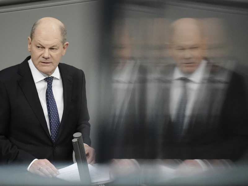 Dagli elmetti all’economia di guerra: Scholz attrezza l’Ue contro la minaccia di Mosca